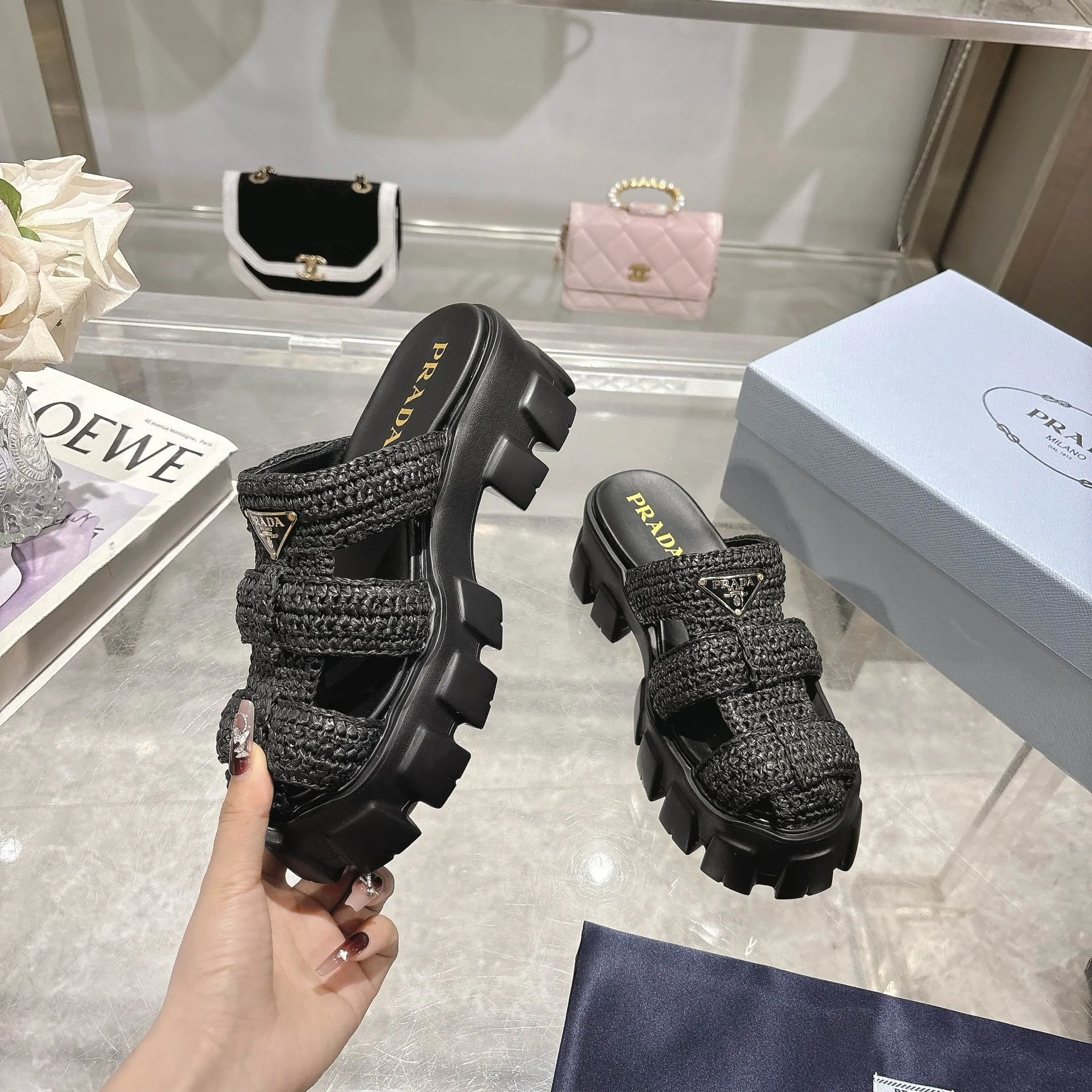 👟👟Ex-factory price 500👟👟 Original eco-friendly PP paper material, high version Prada Prada’s latest pig cage shoes, Roman woven thick-soled rubber slippers, the latest eco-friendly ♻️PP material, high price, fully handmade crochet, just like knitting sweaters, slow work and meticulous work, retro fashionable and avant-garde thick-soled soles with rubber uppers, retro wood grain to meet the various choices of fashionable people of different styles! The iconic metal triangle logo is paired with the shape of ancient beach sandals. Every design element is fashionable! Code number 35-41